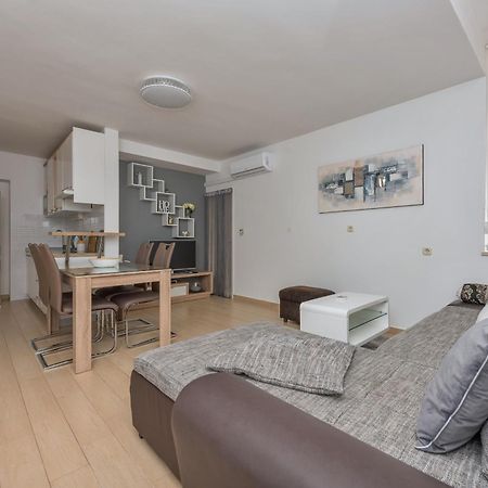 Apartmani Mona Макарска Екстериор снимка