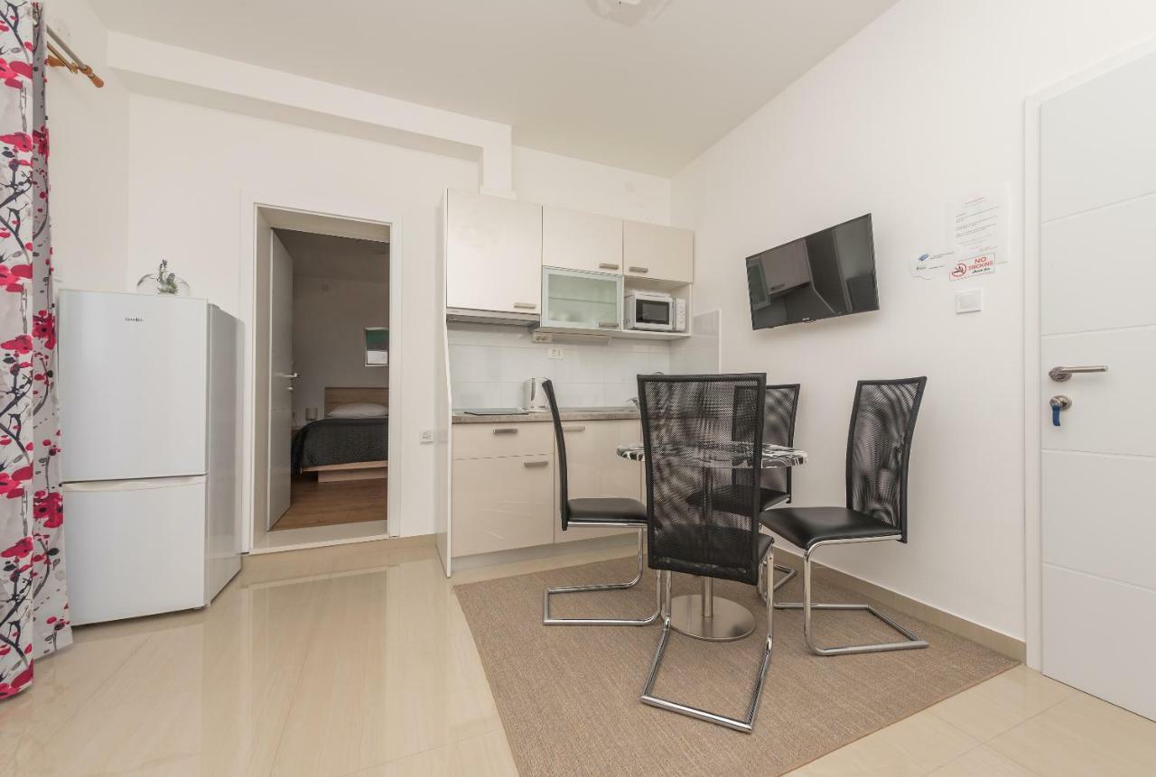 Apartmani Mona Макарска Екстериор снимка