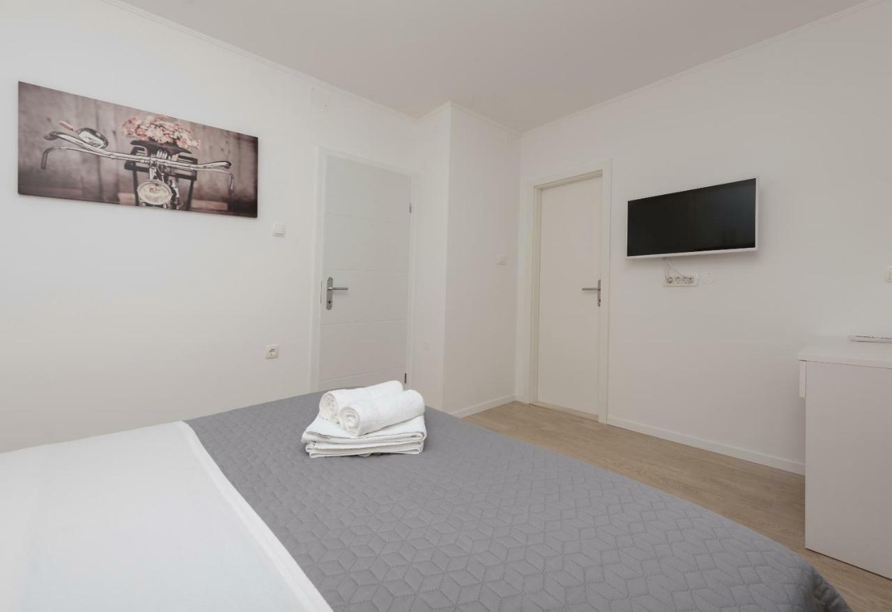 Apartmani Mona Макарска Екстериор снимка