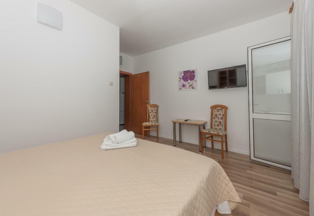 Apartmani Mona Макарска Екстериор снимка