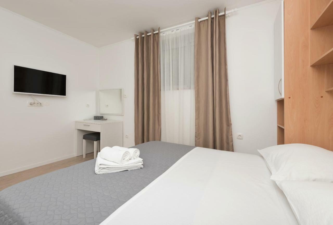 Apartmani Mona Макарска Екстериор снимка