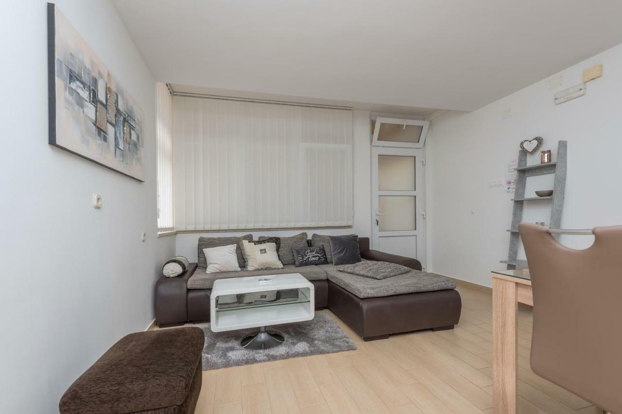 Apartmani Mona Макарска Екстериор снимка