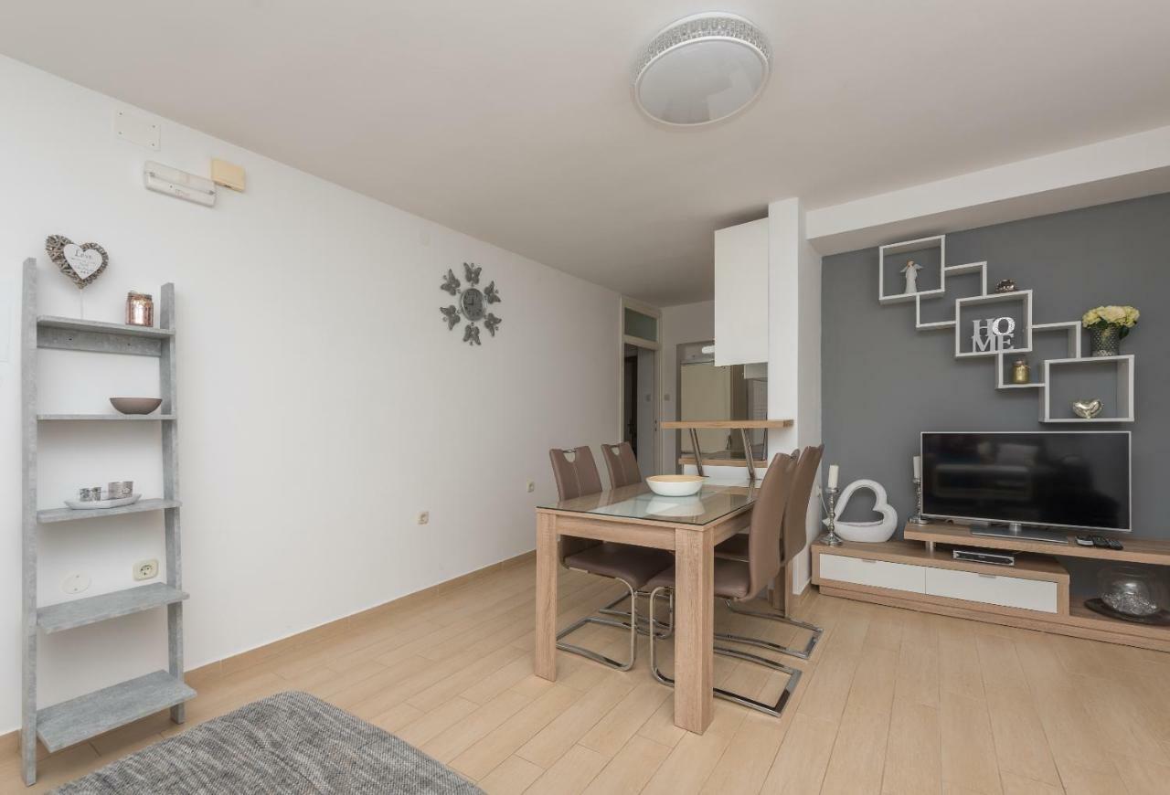 Apartmani Mona Макарска Екстериор снимка
