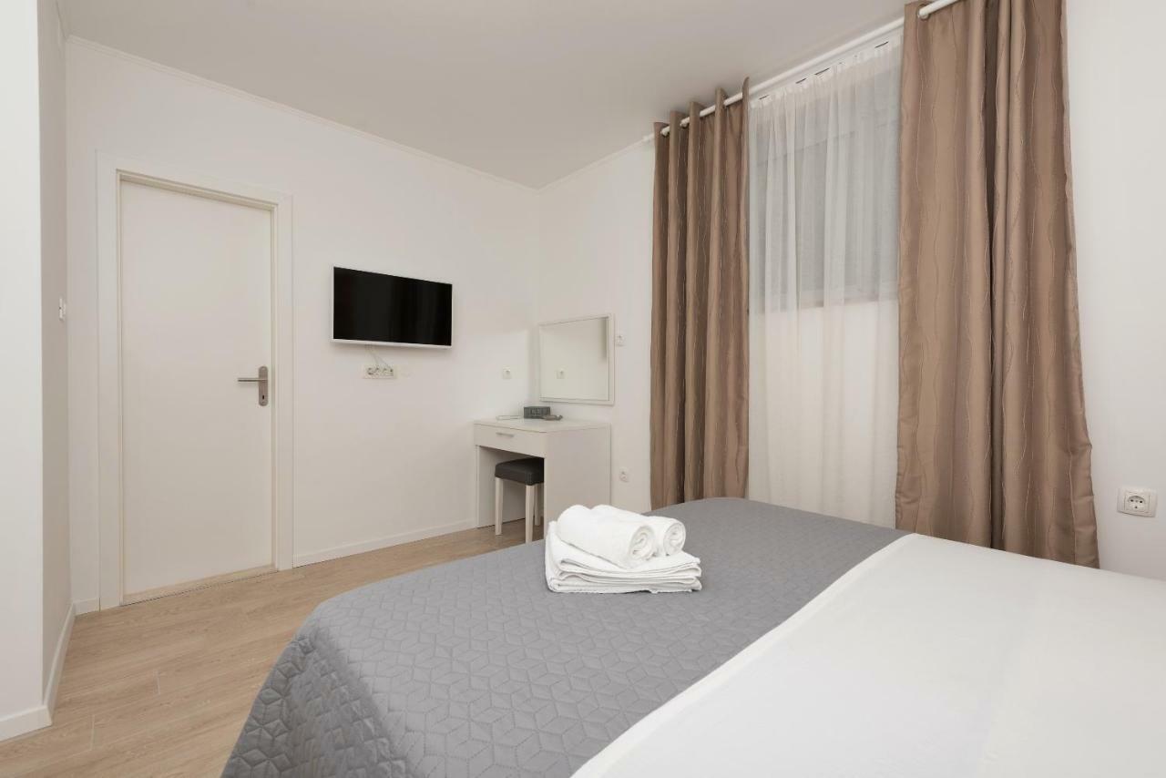 Apartmani Mona Макарска Екстериор снимка
