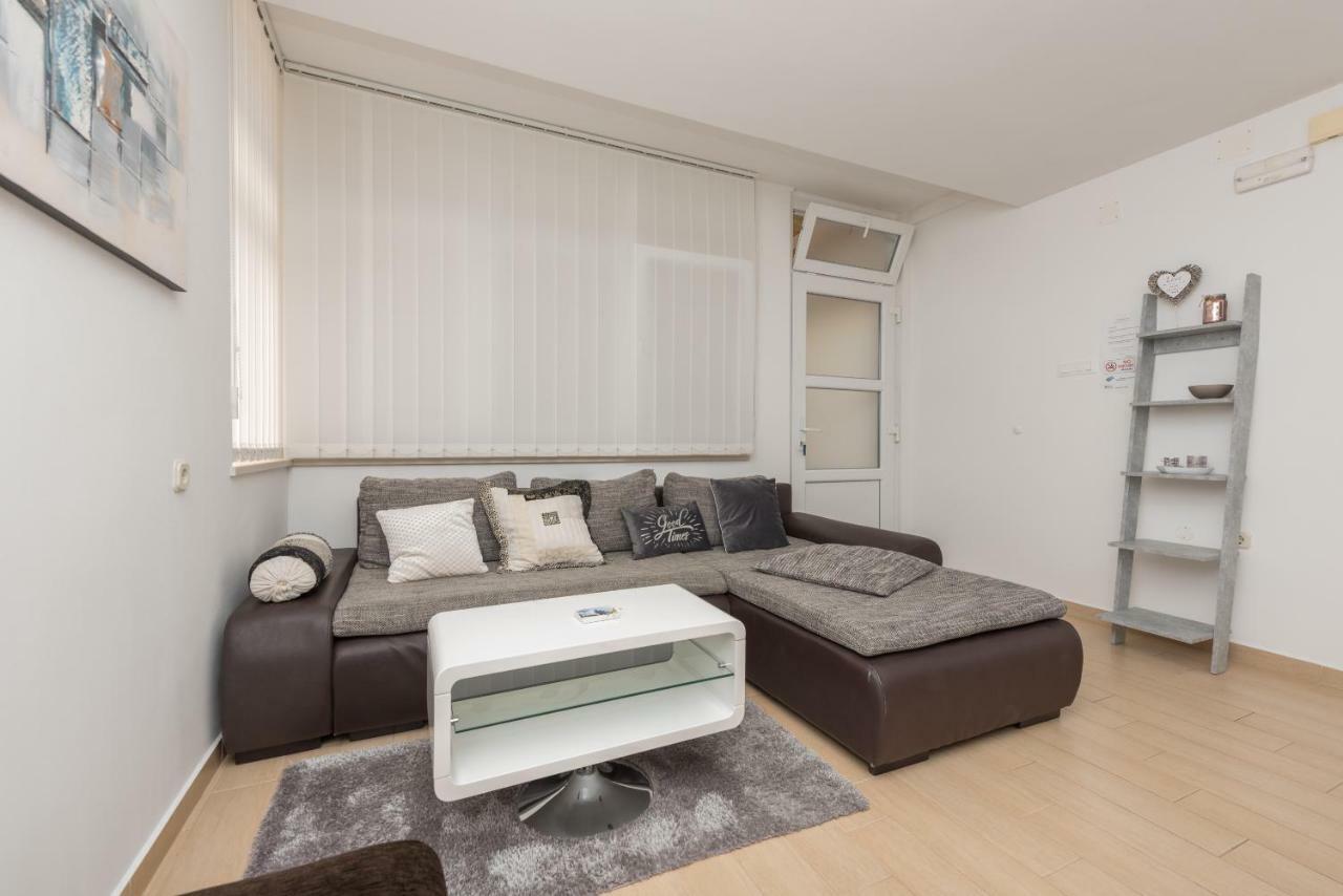Apartmani Mona Макарска Екстериор снимка
